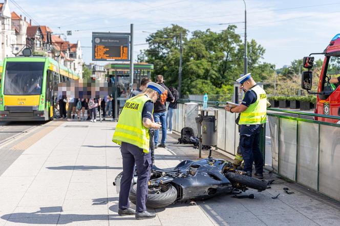 Motocyklista wjechał w przystanek