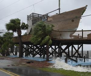 Huragan Debby osłabł, ale wciąż zagraża i pędzi w stronę NY