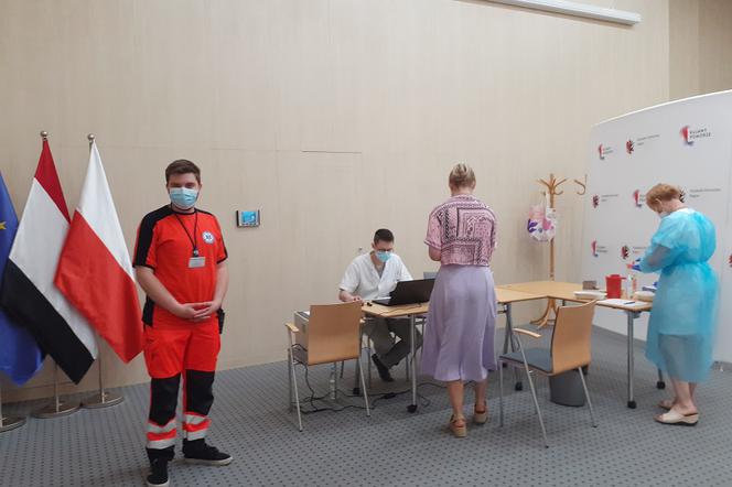 Dwóch Wiktorów z Torunia: ratownik medyczny i siódmoklasista zachęcają do szczepień [AUDIO, ZDJĘCIA]