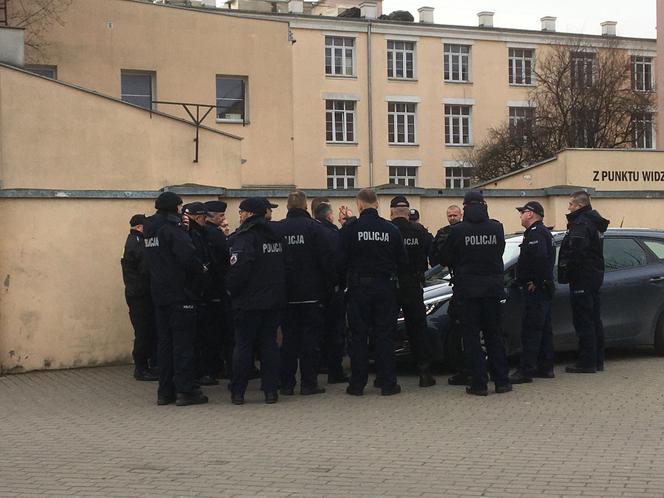 Policja obstawiła dworzec