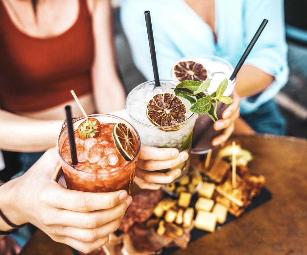 Nawadniają, odżywiają i orzeźwiają. 5 najlepszych koktajli na upalne dni