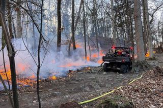 Ranni strażacy, ewakuacje, zamknięte szkoły. Trudna walka z ogniem w Nowym Jorku i New Jersey