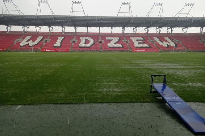 Problemy ze stadionem Widzewa? Przez nadmiar wody trzeba było przerwać rozgrywki [ZDJĘCIA]