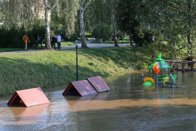 Rzeka Bóbr wdarła się na ulice Żagania