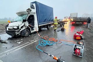 Poważny wypadek na DK 15. Bus zderzył się z ciężarówką. Jedna osoba ranna