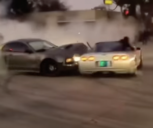 Corvette i Mustang zderzyły się na środku ulicy. To nie była zwykła stłuczka