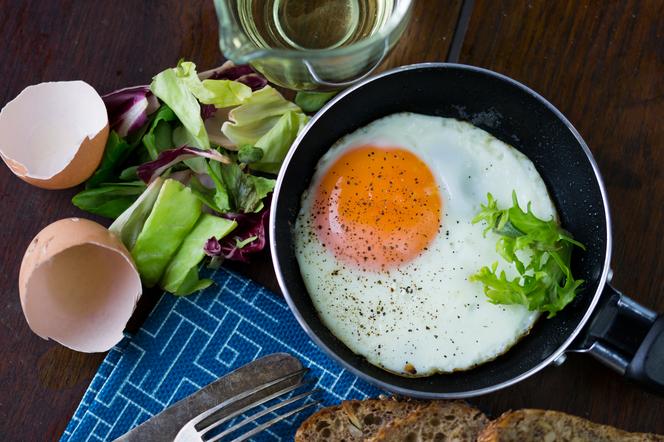 Jajko sadzone - jak usmażyć idealne jajko ze ściętym białkiem i płynnym żółtkiem?