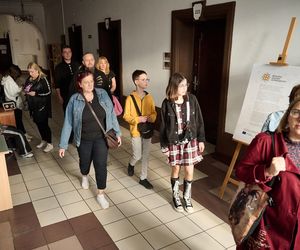 Gigantyczna kolejka w Olsztynie. Wszyscy chcieli zwiedzić to miejsce
