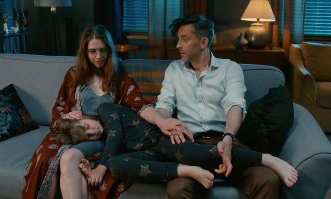BrzydUla 2, odcinek 159. Marek (Filip Bobek), Ula (Julia Kamińska), Julka (Marysia Włodkowska)