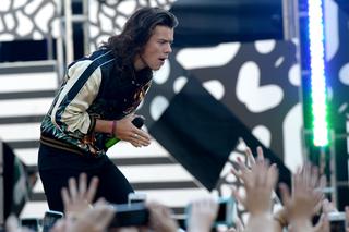 One Direction: Harry Styles uderzony butelką podczas koncertu. Jak się czuje?