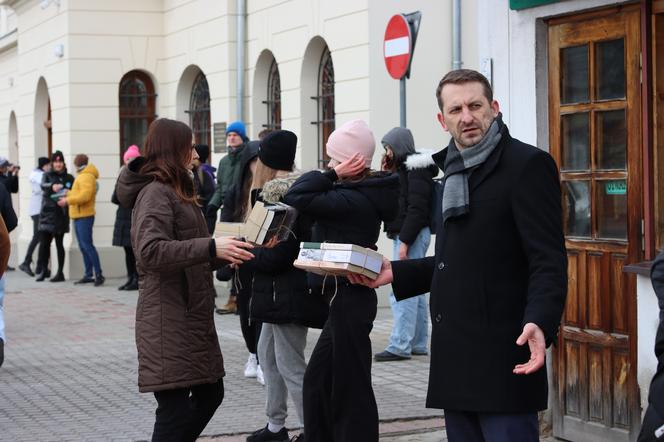 Przeprowadzka biblioteki to koszmar? Nie w Hrubieszowie. Pomogły setki osób