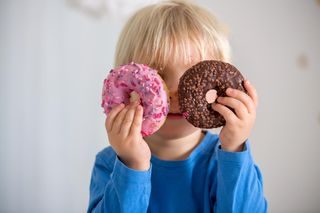 Ile cukru w diecie dziecka to za dużo? Poznaj nowe normy i ukryte źródła