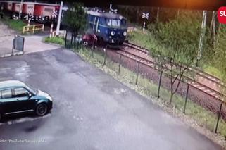 Zderzenie pociągu z samochodem osobowym w Radlinie: Szokujące nagranie [WIDEO]