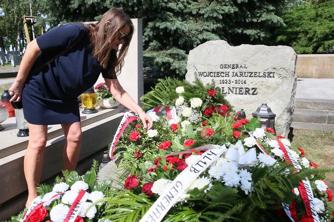 Tak wyglądał grób Wojciecha Jaruzelskiego w 100. rocznicę urodzin