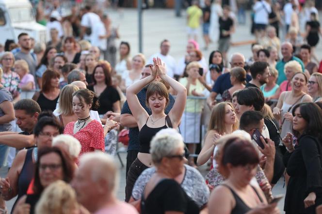 Potańcówka pod Teatrem Śląskim w Katowicach. Tłumy wręcz oszalały ZDJĘCIA