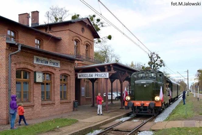 Kolejowe Zakamarki Wrocławia z okazji 11 listopada. Przejażdżka pociągiem retro po Wrocławiu 