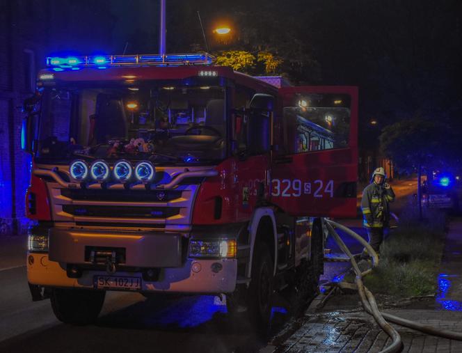 Pożar przy ul. Oswobodzenia w Katowicach. W akcji gaśniczej wzięło udział kilka zastępów straży