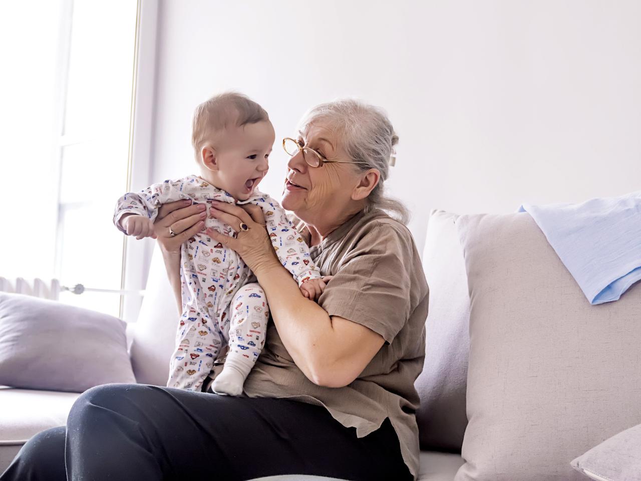 Babcia jako niania. Jak dbać o relacje, gdy babcia opiekuje się naszym dzieckiem?