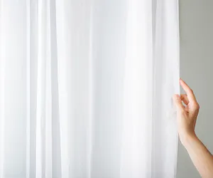 Pranie firanek w pralce czy ręcznie? Jak prać firanki, żeby zawsze były białe 