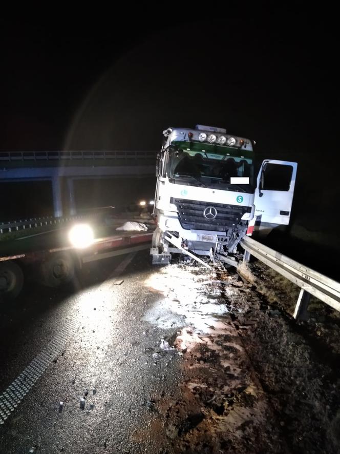 Na S5 w pow. kościańskim TIR wjechał w bariery