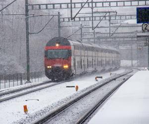Utrudnienia w ruchu pociągów na Podkarpaciu. Kolejarze usuwają lód z sieci trakcyjnych