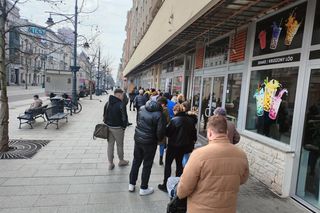Tłusty czwartek 2025. Wielkie kolejki przed łódzkimi cukierniami [ZDJĘCIA]