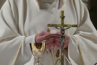 Zakrwawiony mężczyzna wtargnął na ambonę! Skandal podczas mszy świętej