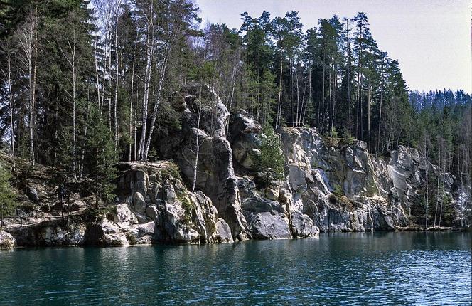 Skalne Miasto w Czechach - zdjęcia. Adršpašskoteplické skály zachwycają o każdej porze roku