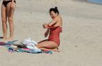 Anna Popek. Pręży piersi na plaży