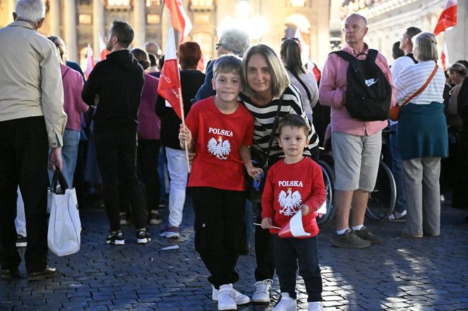 Zło dobrem zwyciężaj. Setki osób czuwały w Watykanie w rocznicę wyboru Jana Pawła II