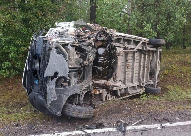 Trzy auta rozbite, jedna osoba w szpitalu! Droga krajowa zablokowana po wypadku