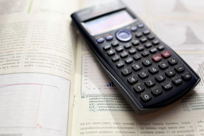 Ile to jest 2x + 6 = 10? To banalnie proste równanie wywołało burzę w sieci