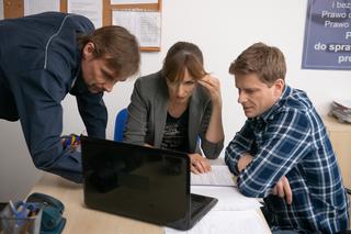 Na Wspólnej odc. 2842 opis, streszczenie:  Technik policyjny potwierdza, że wyłowione z rzeki ciało to nie Kinga