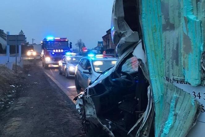 Radomsko: Zderzenie busa z tirem na DK 42. Nie żyje 55-latek, droga jest teraz ZABLOKOWANA 