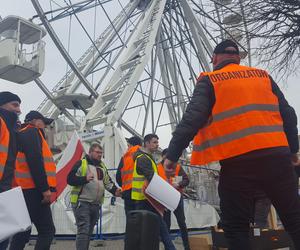 Rolnicy z traktorami na rynku w Lesznie. Tłumaczą mieszkańcom powody swoich protestów