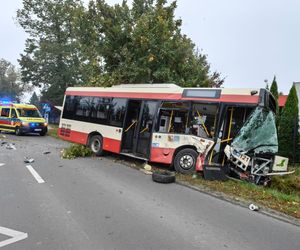 Zderzenie autobusu miejskiego z osobówką w Wilkowicach koło Leszna