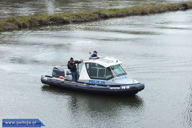 Zwłoki mężczyzny wyciągnięte z rzeki. Policja prosi o pomoc w identyfikacji [ZDJĘCIE, AKTUALIZACJA]