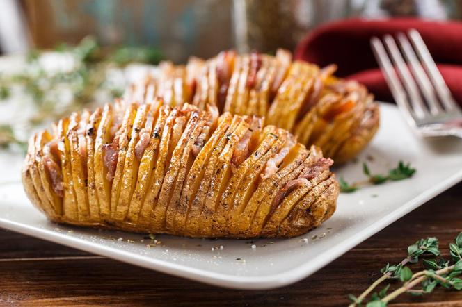 ziemniaki hasselback z boczkiem i czosnkiem