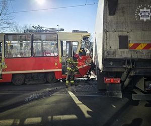 Zderzenie tramwaju z samochodem ciężarowym w Świętochłowicach. Są osoby ranne