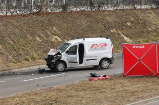 Wysiadł z auta, by usunąć przeszkodę. W jego auto wbiło się renault! Tragiczny wypadek w Częstochowie