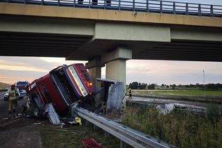  Wypadek na A2 pod Zgierzem. Kierujący tirem uderzył w wiadukt