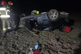 Żabno. Osobówka dachowała na polu uprawnym na drodze wojewódzkiej nr 973