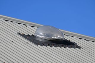 Świetliki tunelowe - rodzaje i zastosowanie. Zasady montażu świetlików