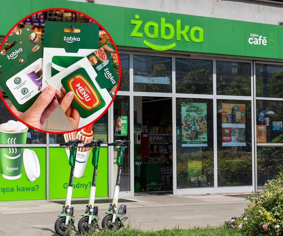 Elewacja sklepu Żabka z zielonym szyldem i trzema elektrycznymi hulajnogami Lime zaparkowanymi przed wejściem. Wyróżniony w tle duży czerwony okrąg prezentuje zbliżenie na trzy różne karty podarunkowe Żabki trzymane w dłoni, co obrazuje nową usługę sieci, o której przeczytasz więcej na Super Biznes.