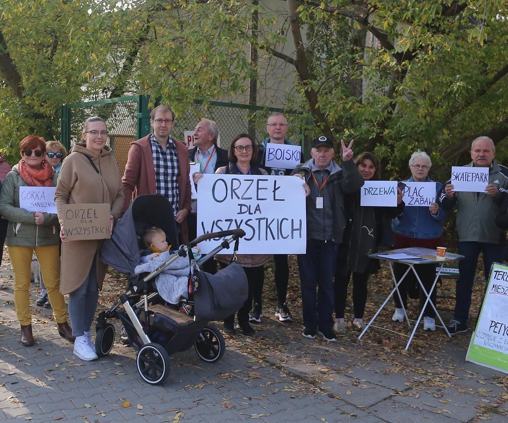 Chcemy tu park, a nie kolejny zabytek. Mieszkańcy protestowali przed torem kolarskim RKS Orzeł 