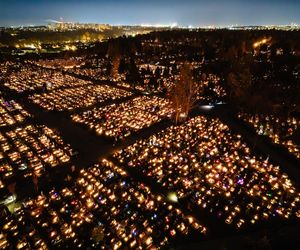 1 listopada na Cmentarzu Łostowickim w Gdańsku. Tak wygląda w dniu Wszystkich Świętych
