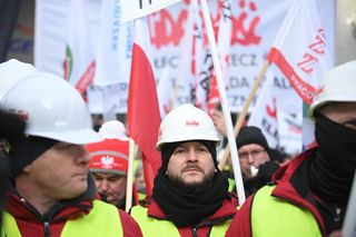 Protest energetyków i górników przed siedzibą PGE w Warszawie
