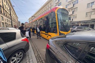 Paraliż w centrum Warszawy. Kierowca BWM zaparkował na torach. Wszystko stanęło!