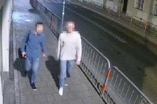W Krakowie napadli na 28-latka, nagrała ich kamera. Policja opublikowała zdjęcia bandytów