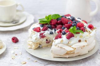 Jak zrobić idealną bezę Pavlova z mascarpone i owocami? Przepis, który zawsze się udaje